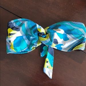 Xhiliration Bandeau top in abstract print